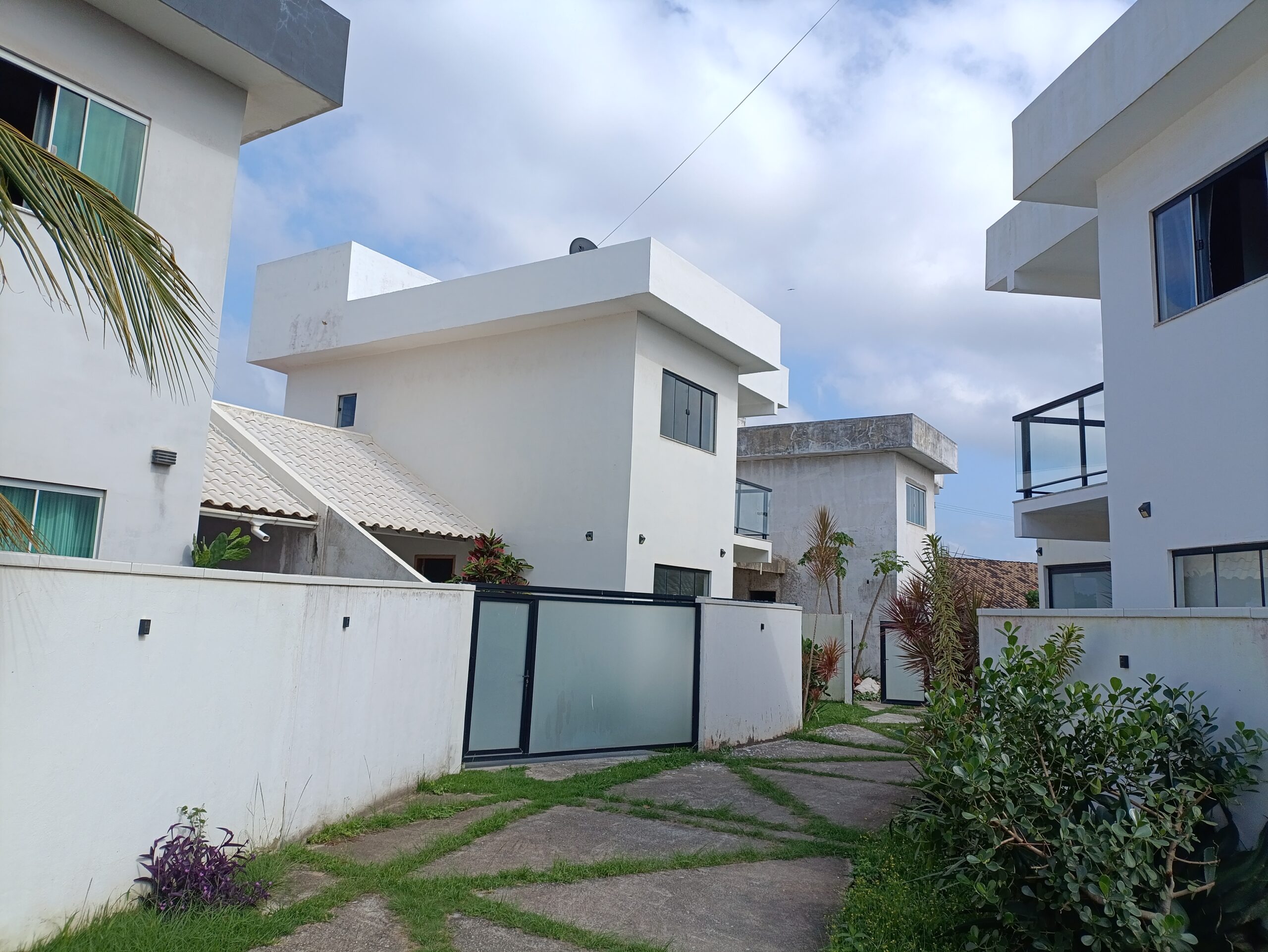 CÓD 243 - CASA DUPLEX NO AREAL